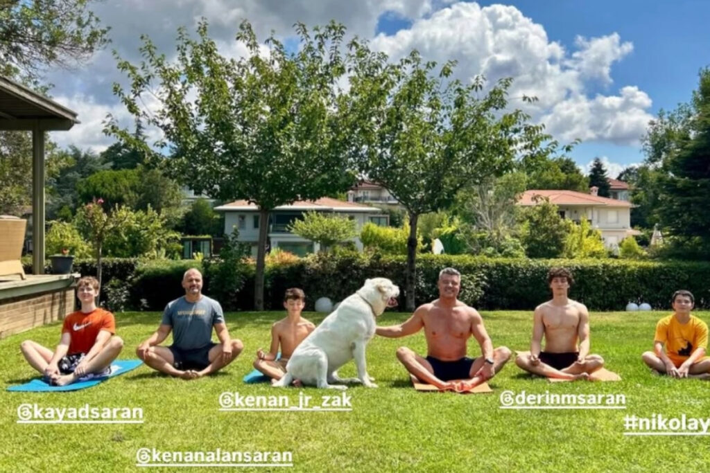 saranlarin aile boyu yoga pozu g4h427Oy
