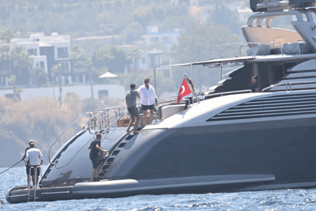 serdar bilgili dostlarini yatinda agirladi jpX7elTH