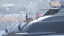 serdar bilgili dostlarini yatinda agirladi jpX7elTH