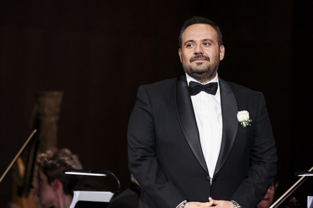 tenor murat karahan pavarotti 90 etkinliginde odulle onurlandirildi IdptOe9y