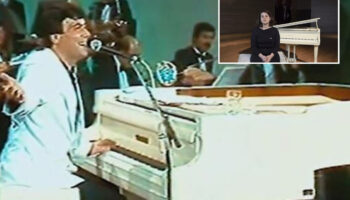 turk muziginin unutulmaz ismi ferdi ozbegen beyaz piyanosuyla genclerin yorumunda 84uncu dogum gununde anildi JzAbruvE