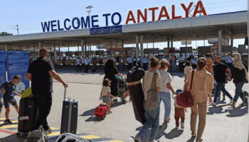 turkiyede surekli ikamet eden rusya vatandaslarinin sayisi 2 yilda yari yariya dustu 4nA1npif