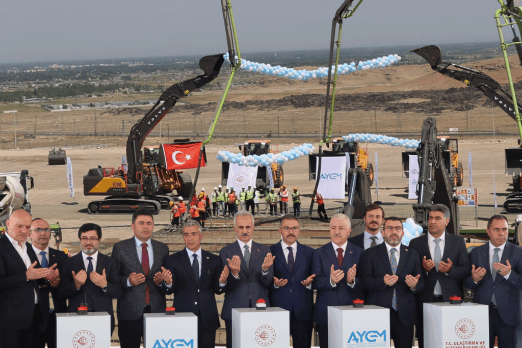 turkiyeyi zengezur koridoru uzerinden azerbaycana baglayacak tren hattinin temeli torenle atildi Qw5jxdUU