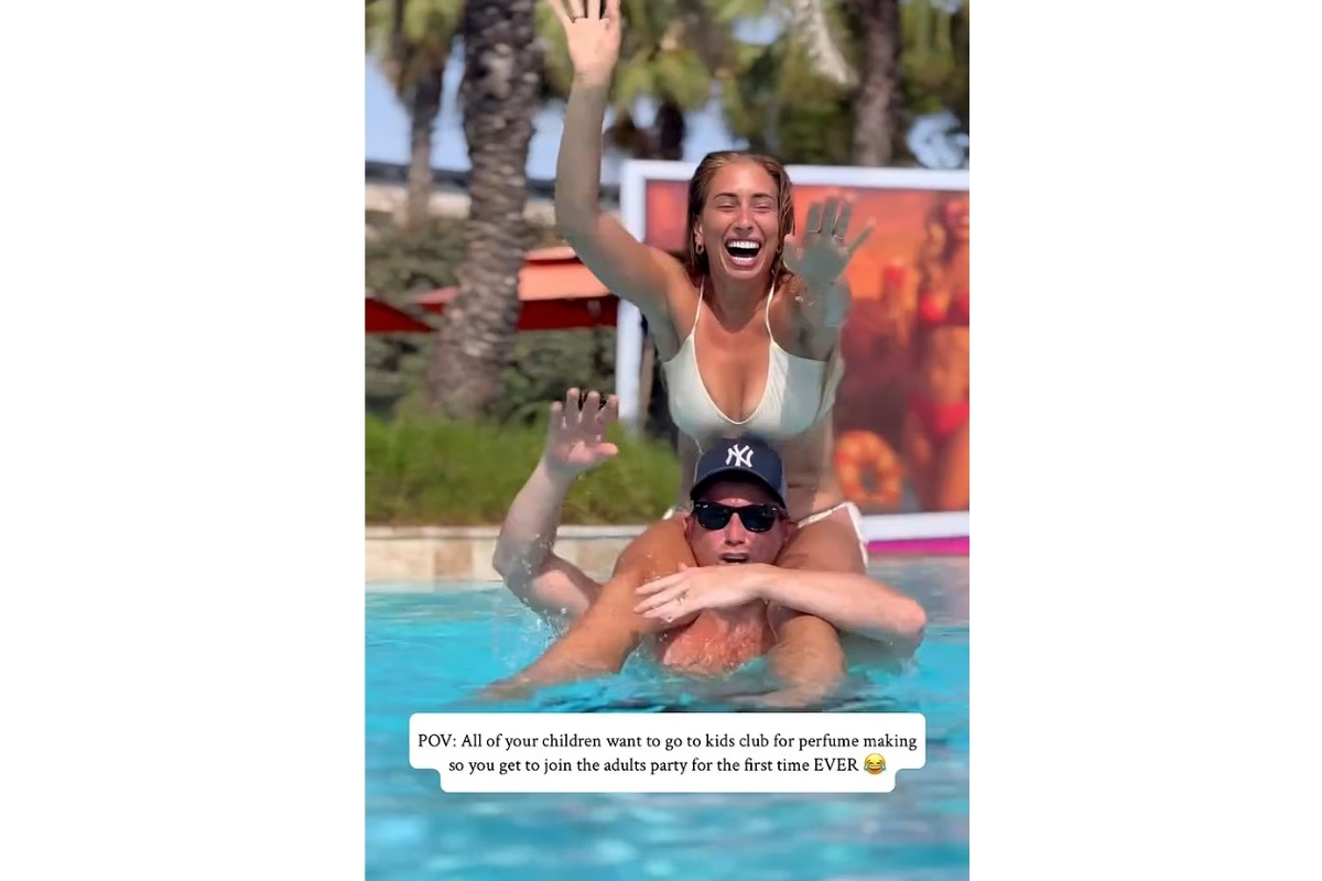 unlu ingiliz tv sunucusu ve sarkici stacey solomon geceligi bin sterlin yaklasik 55 bin