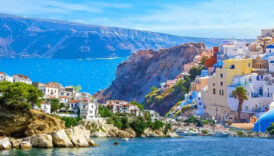 vizesiz gidilebilen yunan adalarinda bazi turk turistlerin paramla her seyi yapabilirim tavri isletmecileri yildirdi feids6uU