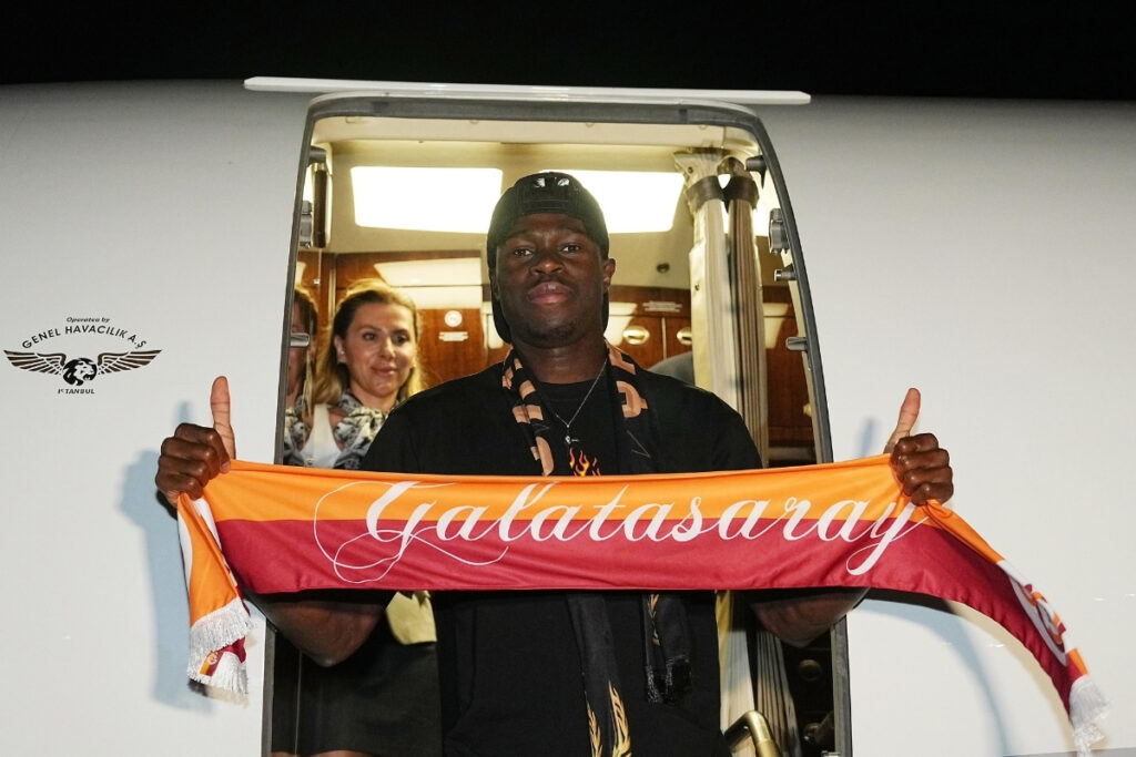 wilfried singo istanbula geldi galatasaray turkiyenin en buyuk takimi burada oldugum icin cok mutluyum PWzWO1My