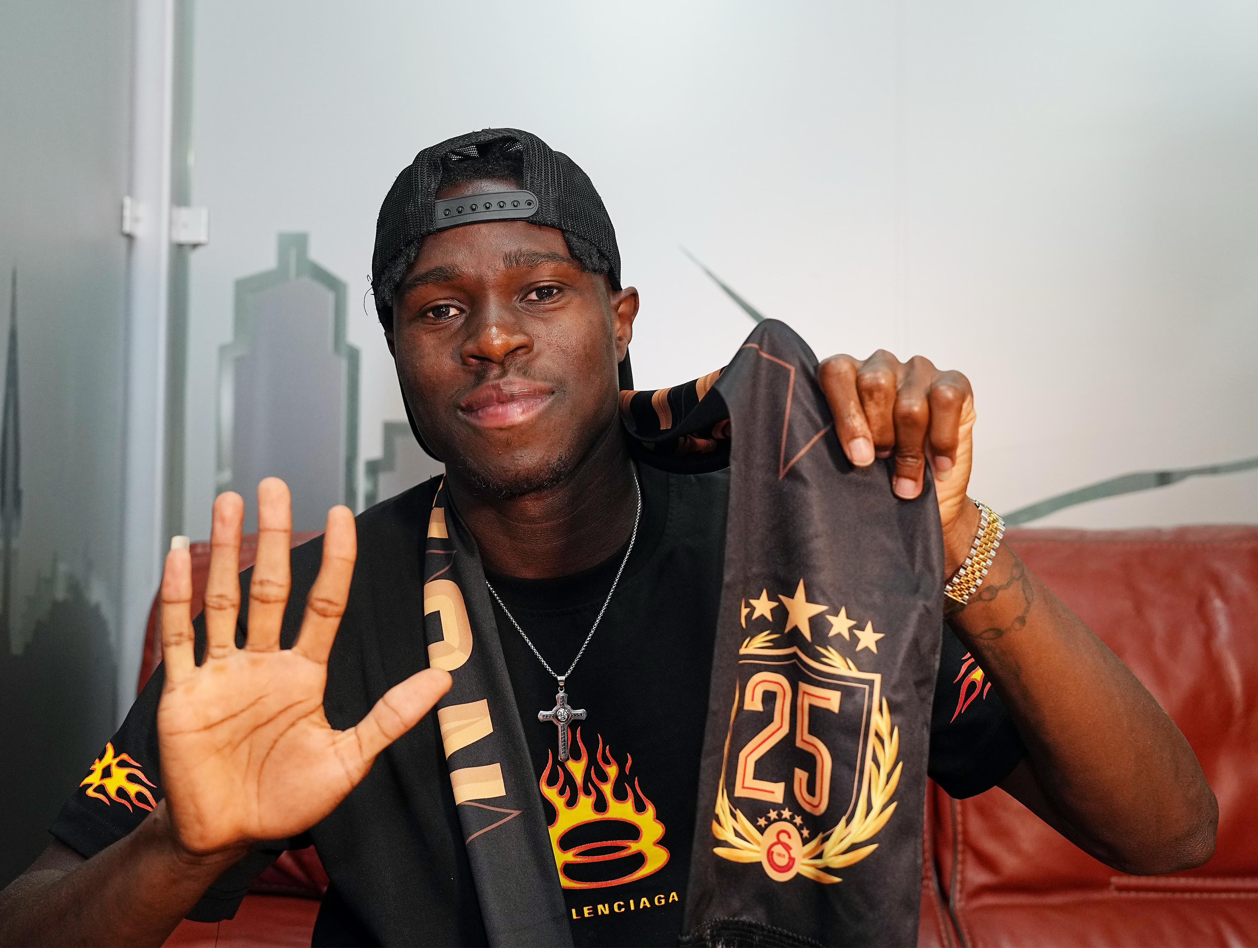 wilfried singo istanbula geldi galatasaray turkiyenin en buyuk takimi burada oldugum icin cok mutluyum qSN1ZgeC
