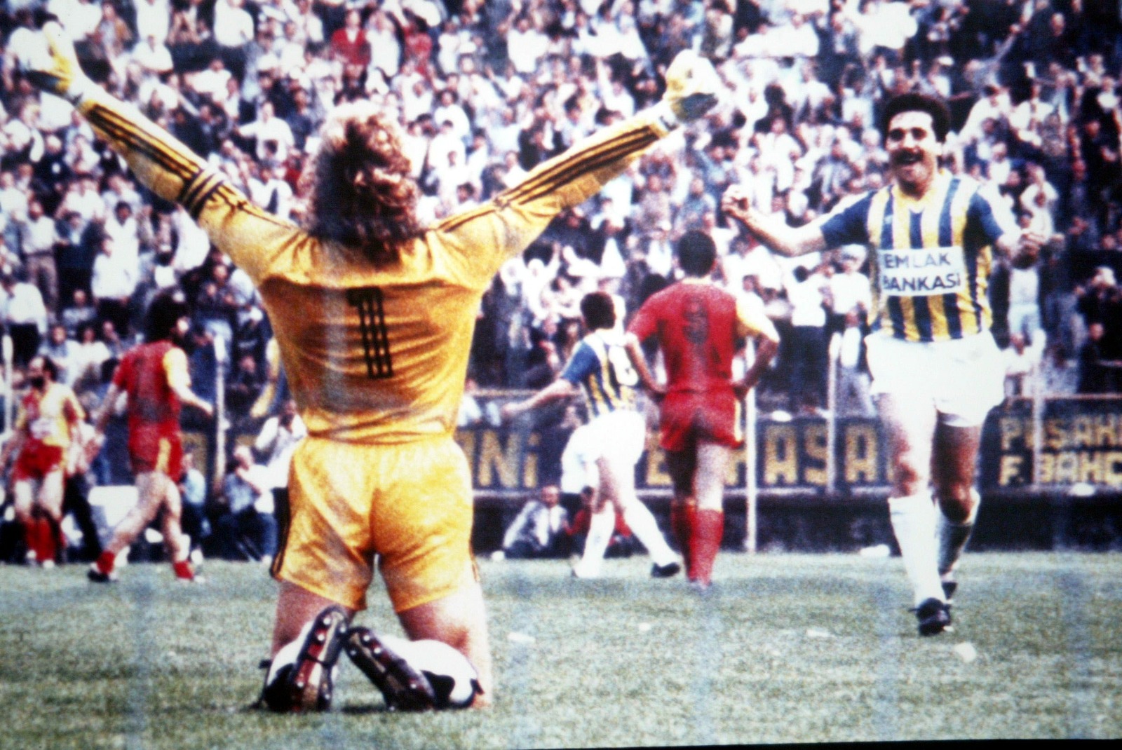 1988 yazinda toni schumacherin ilk ciktigi idmanda neler yasandi veselinovic hirsiyla dikkat ceken ismail WXlK8lPY