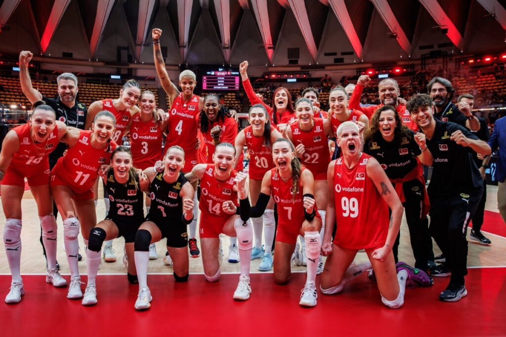 a milli kadin voleybol takimi 2025 fivb dunya sampiyonasinda japonyayi yenerek finale yukseldi F7aTUCzW