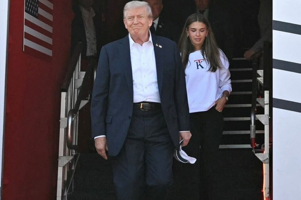 abd baskani donald trumpin torunu kai trump yeni kurdugu giyim markasini tanitmak icin dedesini G7r4KHVJ