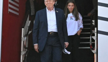 abd baskani donald trumpin torunu kai trump yeni kurdugu giyim markasini tanitmak icin dedesini G7r4KHVJ