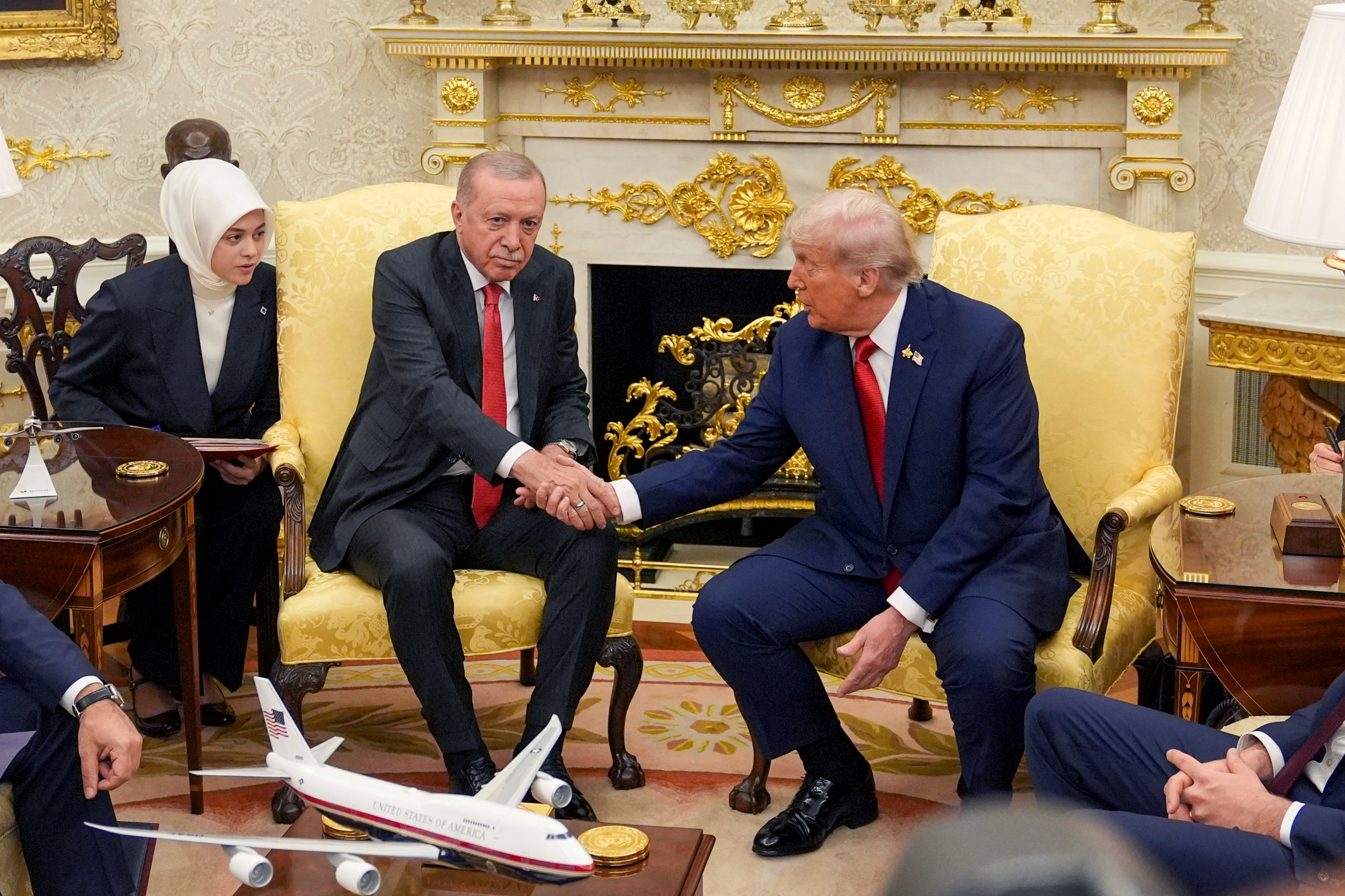 abdnin ankara buyukelcisi tom barrack anlasma tamam dedi thy boeingden 200u askin ucak alacak 9V7afFBF