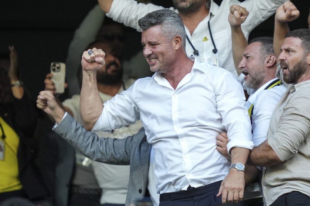 ali kocu baskanlik yarisinda yenen sadettin sarana spor siyaset ve sanat camiasindan tebrik yagdi slPWlOOU
