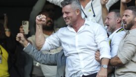 ali kocu baskanlik yarisinda yenen sadettin sarana spor siyaset ve sanat camiasindan tebrik yagdi slPWlOOU