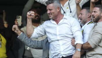 ali kocu baskanlik yarisinda yenen sadettin sarana spor siyaset ve sanat camiasindan tebrik yagdi slPWlOOU