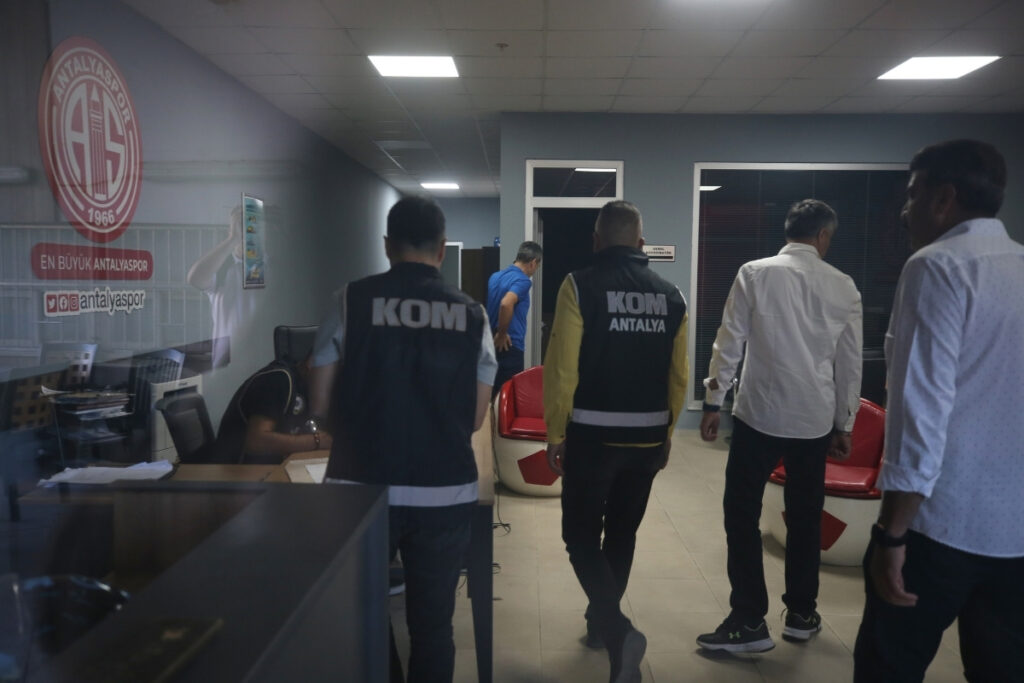 antalya belediyesinde yeni operasyon is insanlari da gozaltinda fpZh4RYD