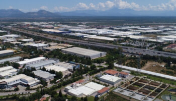 antalyada eski calisan dehseti fabrikaya tabancayla girip bir isciyi vurdu tesis mudurunu rehin aldi xFi1OM8l