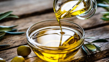 antalyaninkumlucailcesinde ureticiler sezonun ilk hasadini yaptiklarizeytinlerdenyagelde etmeye basladi fFA46UaY