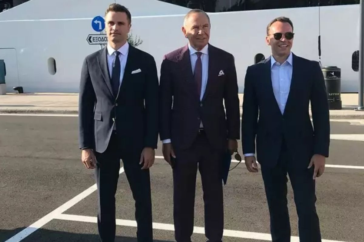 armatorler krali olarak taninan yunan paris dragnis yatiyla geldigi bodrumdaki bir mekanda hesap olarak Dd9rO75k