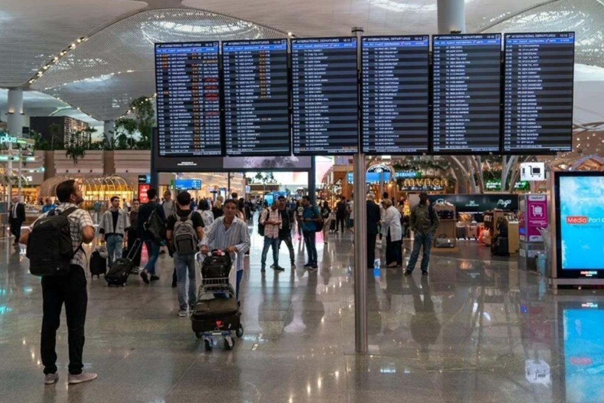 avrupa havalimanlarinda siber saldiri kaosu bruksel berlin ve londradaki ucuslar iptal ve gecikmelerle karsi DVS3DA2O