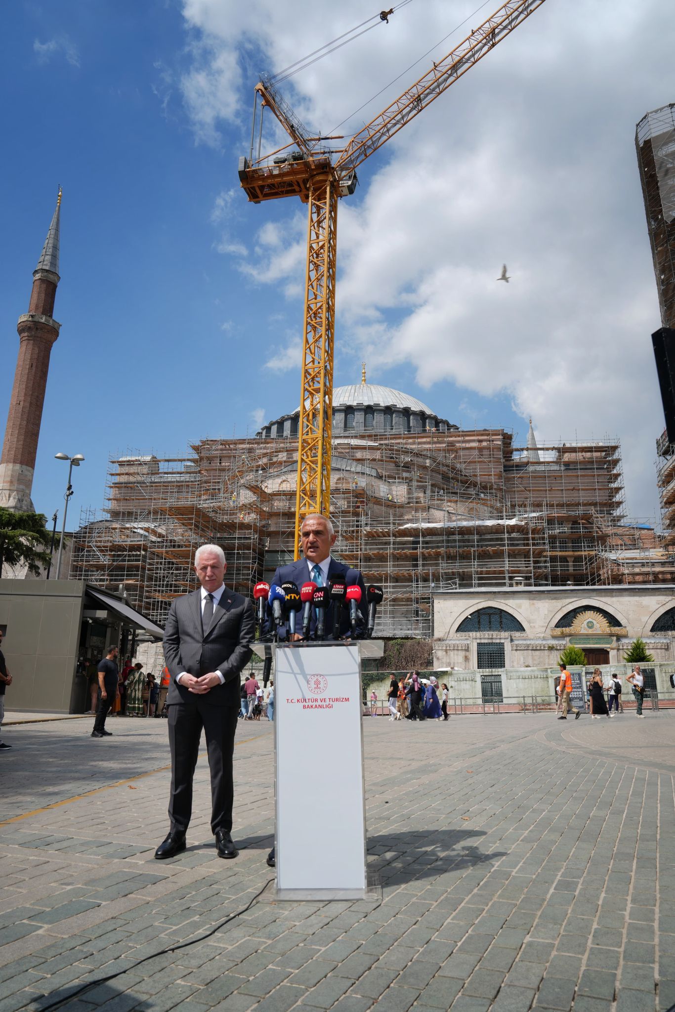 ayasofyadaki restorasyon calismalarini inceleyen bakan mehmet nuri ersoy bu buyuk bir koruma seferberligidir dedi QN49Ybh5