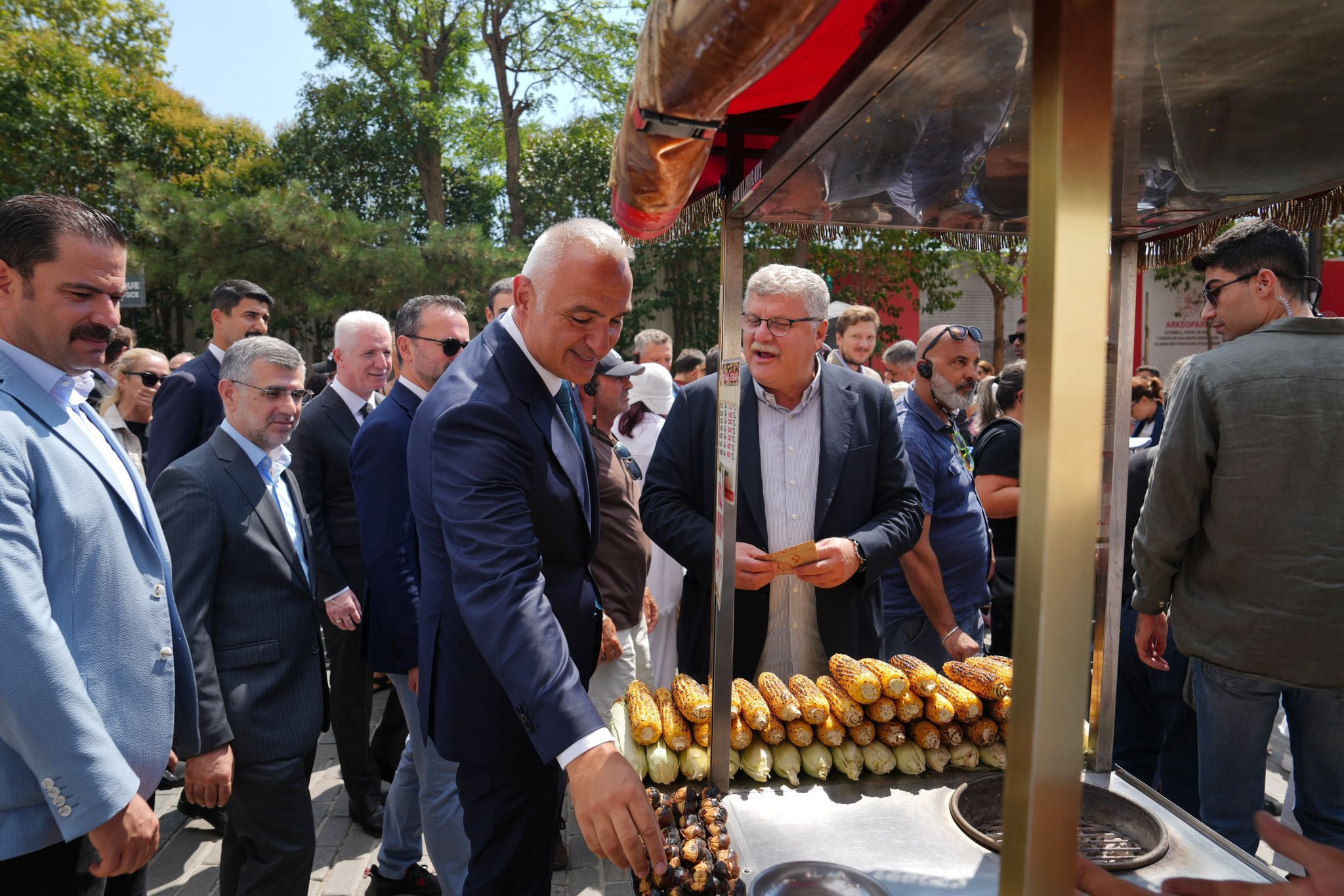 ayasofyadaki restorasyon calismalarini inceleyen bakan mehmet nuri ersoy bu buyuk bir koruma seferberligidir dedi pcZk9aXk