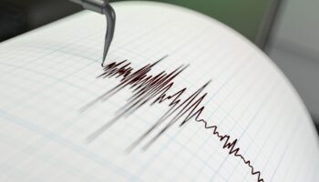 balikesir sindirgida 49 buyuklugunde deprem RJ1D4LUc