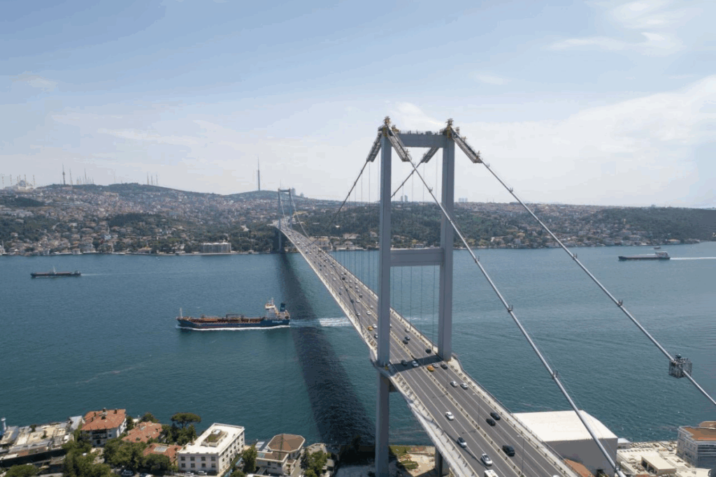 bloomberg newsten dikkat ceken haber 15 temmuz sehitler ve fatih sultan mehmet koprulerinin isletmesi MKeYE77L