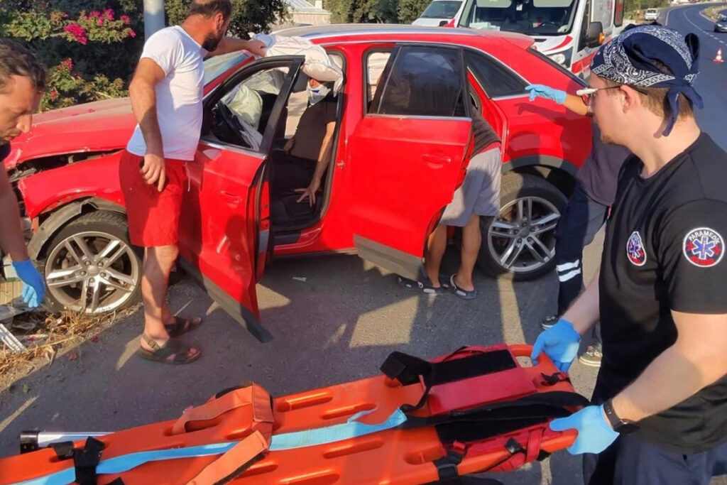bodrumda 112 ekibi elektrik tellerine aldirmadan surucuyu sikistigi aractan cikardi MhXGI9Rq