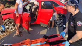 bodrumda 112 ekibi elektrik tellerine aldirmadan surucuyu sikistigi aractan cikardi MhXGI9Rq