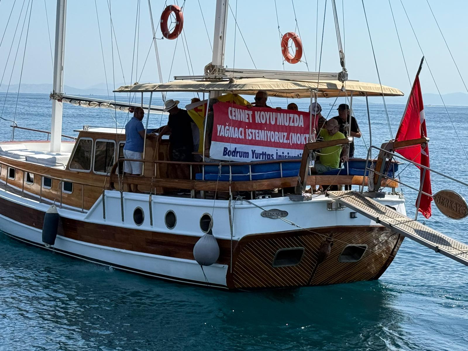 bodrumlular cennet koy ve adabogazina yaz sezonu boyunca demir atan luks tekneleri protesto etti cSkwwBIV