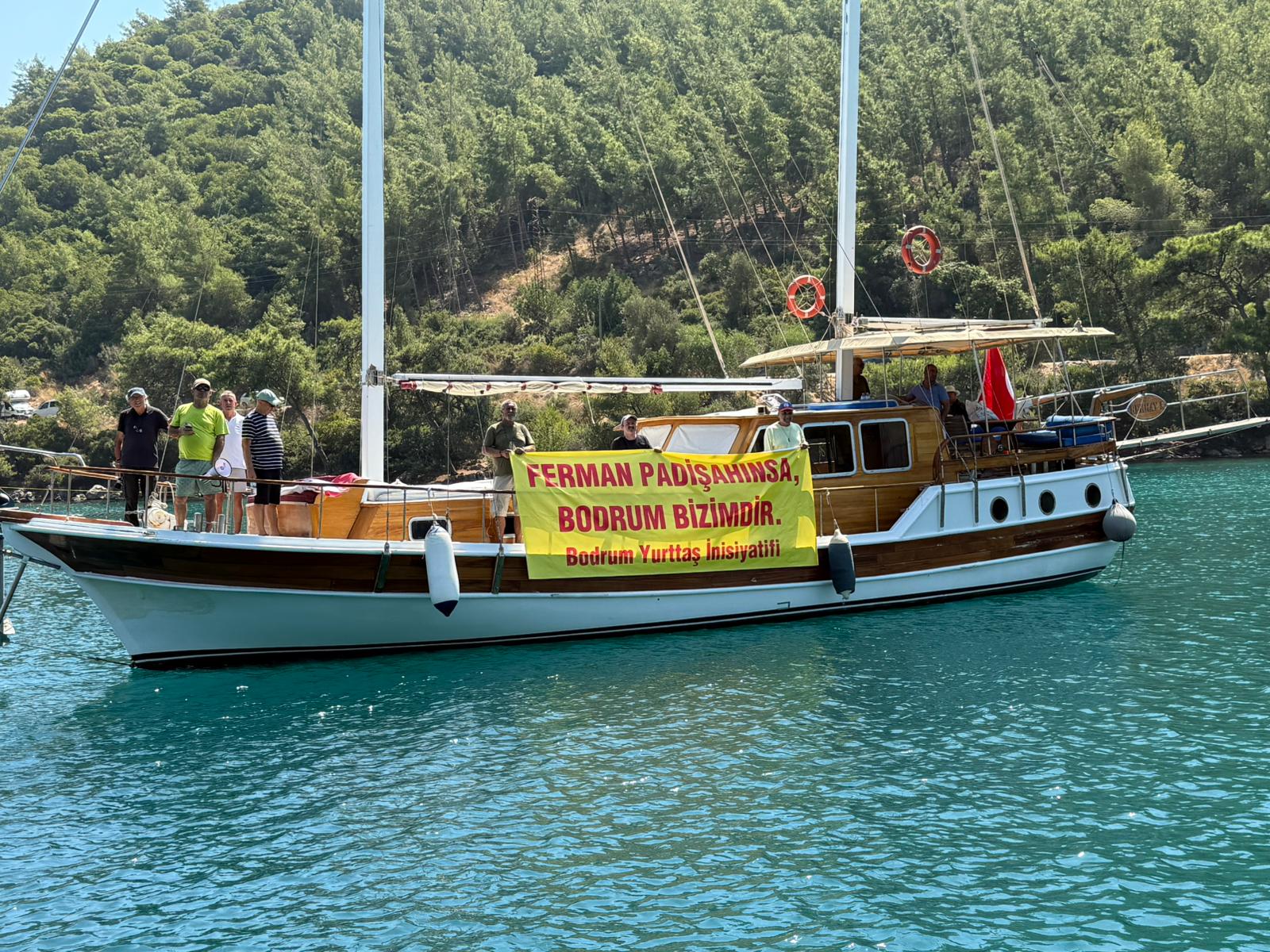 bodrumlular cennet koy ve adabogazina yaz sezonu boyunca demir atan luks tekneleri protesto etti dR4OFQUF