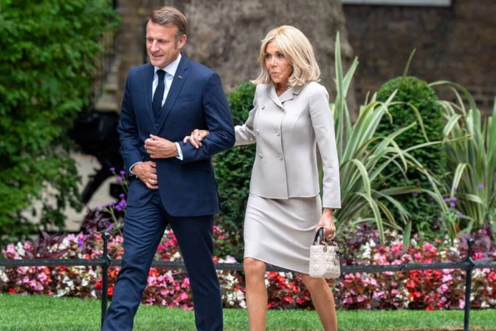 brigitte macron abdde acilan davada gercekten kadin oldugunu kanitlamak icin fotograf ve bilimsel belgeler M42vrkXN