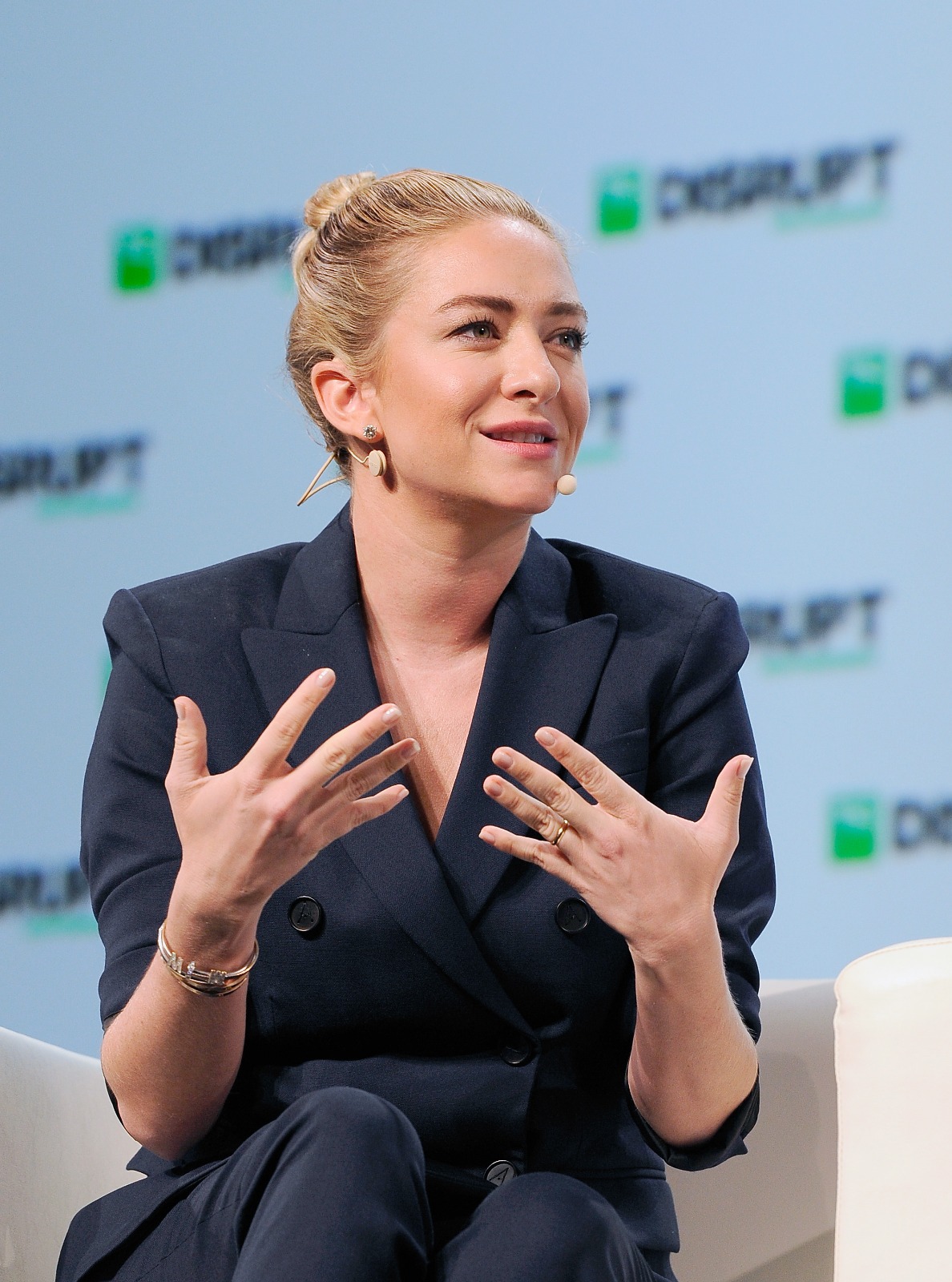 bumblein kurucusu whitney wolfe herd eski calisanlari tarafindan tinderin patronu olan erkek arkadasi justin VNaePR9F