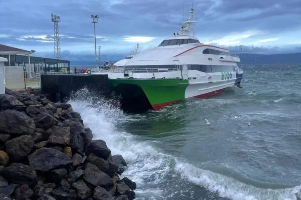 bursa deniz otobuslerinin bazi seferlerine firtina iptali QXDbavgP