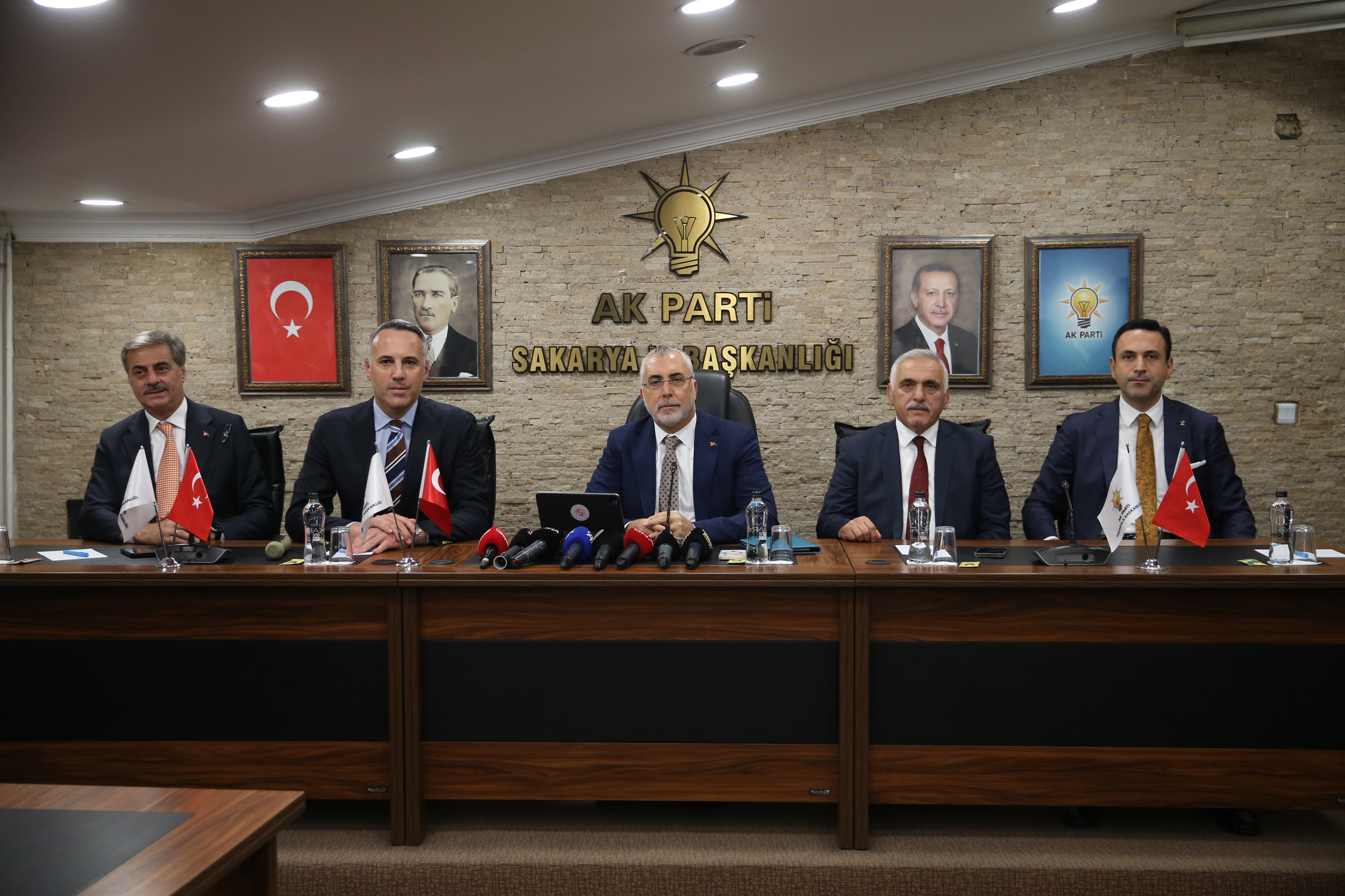 calisma ve sosyal guvenlik bakani vedat isikhan ekonomi 20 ceyrektir kesintisiz buyuyor 0