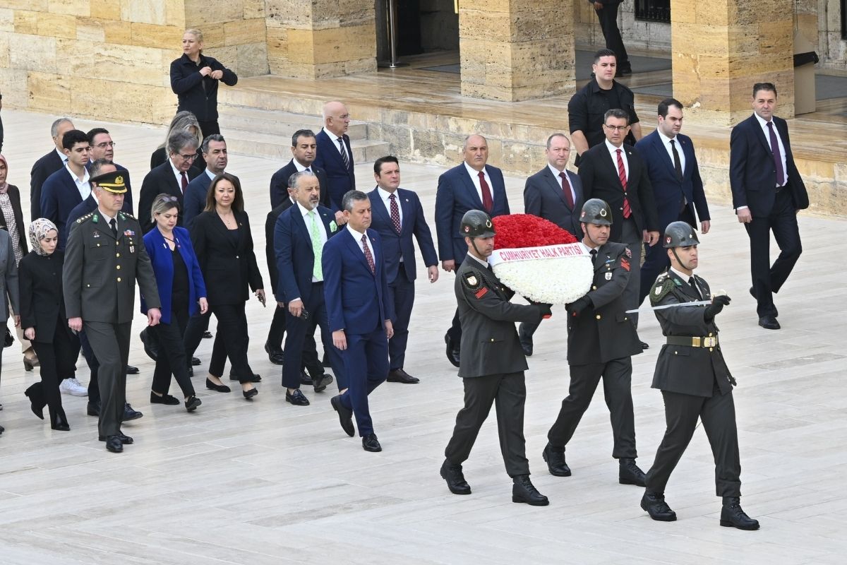 chp lideri ozgur ozel yeni pm ve ydk uyeleriyle birlikte anitkabire ziyarette bulundu 1 fwFuiatq