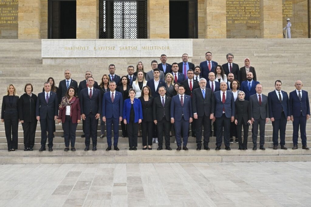 chp lideri ozgur ozel yeni pm ve ydk uyeleriyle birlikte anitkabire ziyarette bulundu fJumzcKQ