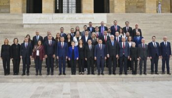 chp lideri ozgur ozel yeni pm ve ydk uyeleriyle birlikte anitkabire ziyarette bulundu fJumzcKQ