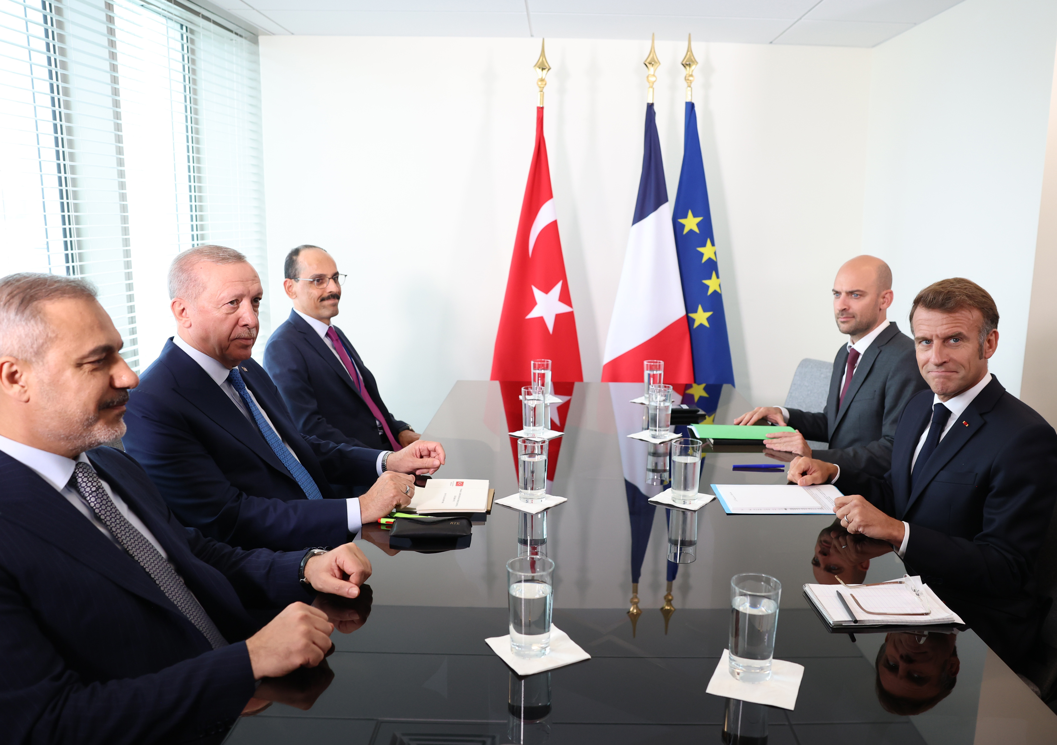 cumhurbaskani erdogan fransa cumhurbaskani macronla gorustu ab ile iliskileri ilerletme mesaji verdi 0 qU5VWYuH