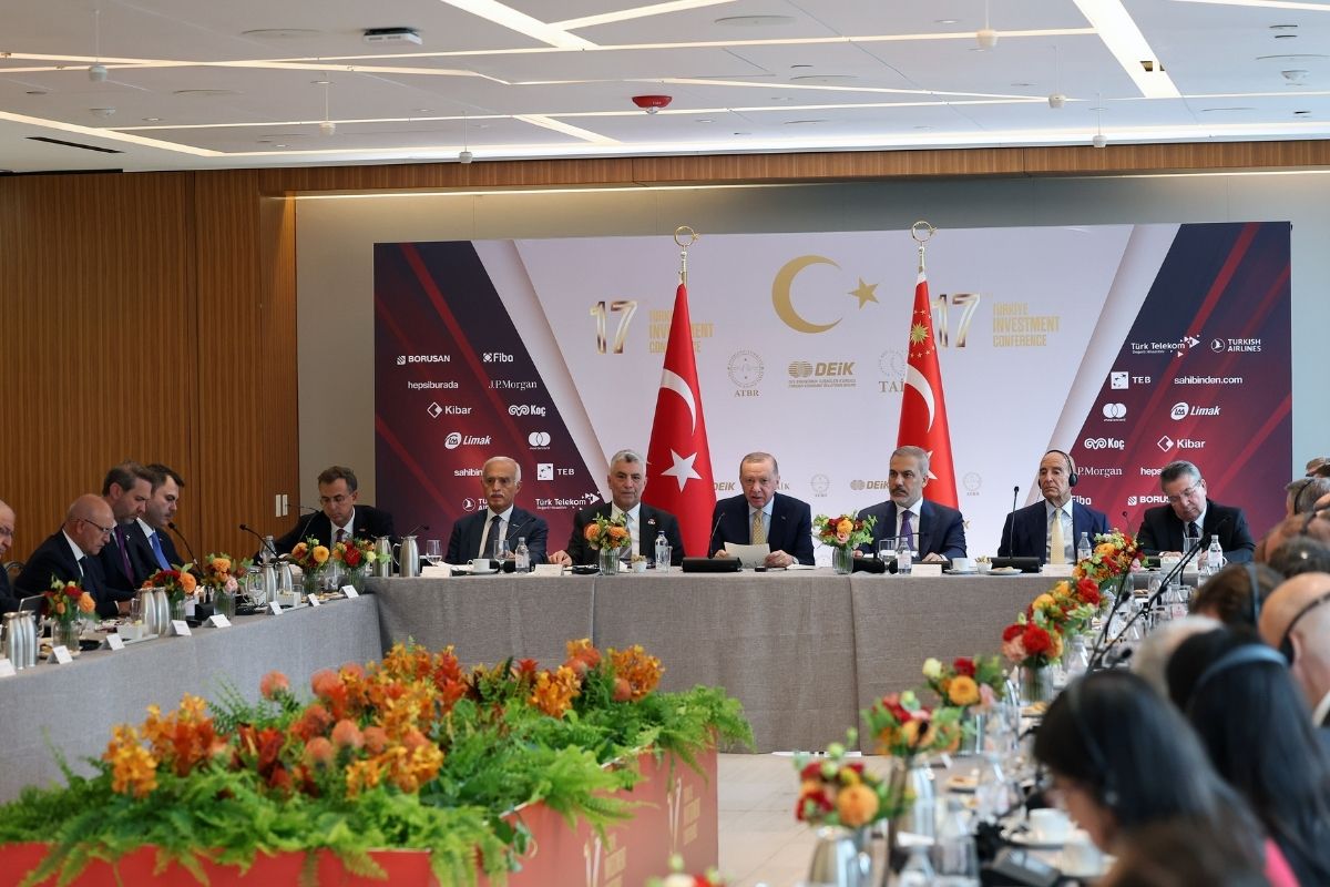 cumhurbaskani erdogan sektorel yuvarlak masa formatinda turk yatirim konferansina katildi 0 GbtnZHnB