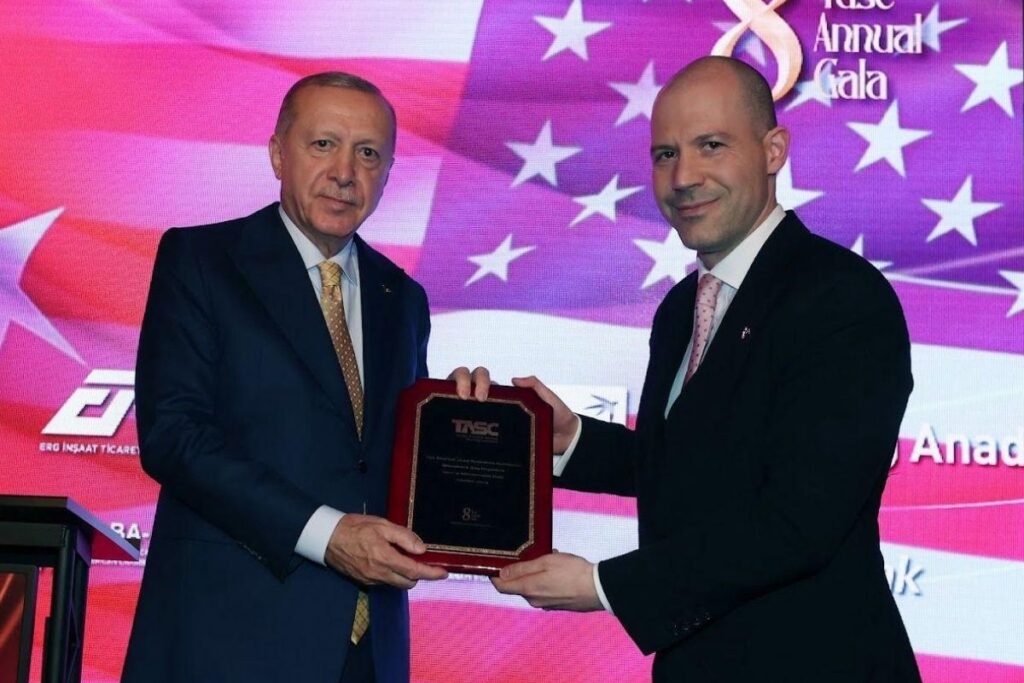 cumhurbaskani erdogan turk amerikan ulusal yonlendirme komitesinin yemegine katildi haydar colakogluna tesekkur plaketi verdi TDuwNWKC