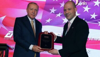 cumhurbaskani erdogan turk amerikan ulusal yonlendirme komitesinin yemegine katildi haydar colakogluna tesekkur plaketi verdi TDuwNWKC