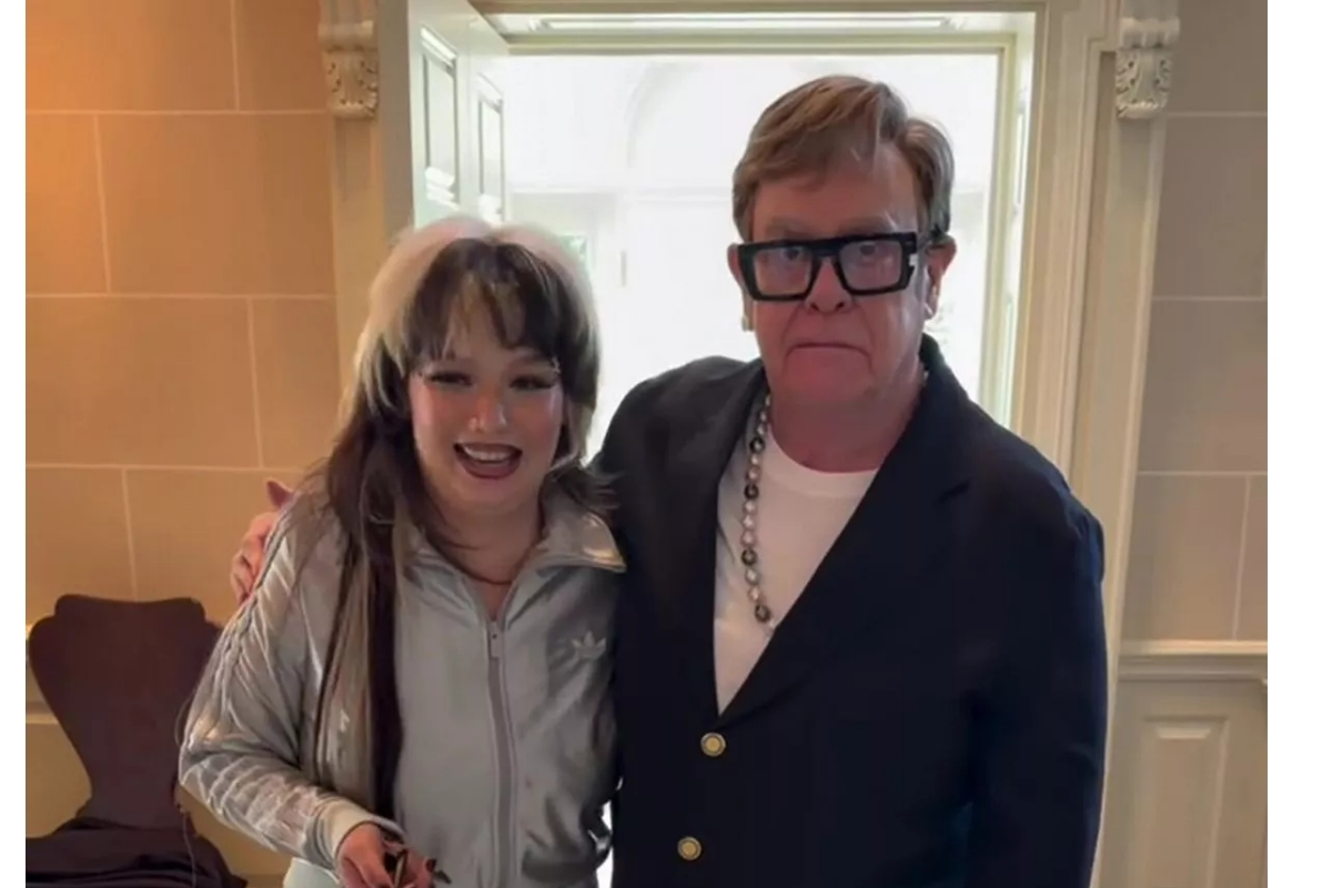 daler sarkisi bir numara olamadi elton john sozunu tuttu evinin anahtarlarini 24 yasindaki lola kQJ7feKG