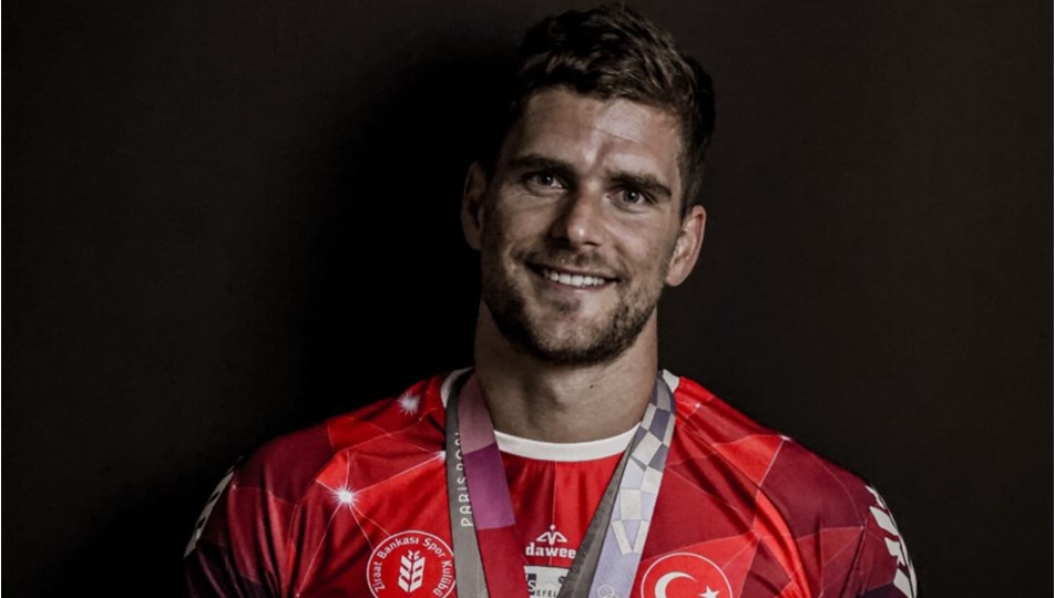devrim ozkan fransiz smacor trevor clevenot ile bir mekandan cikarken goruntulendi 0 GGHJfYjC