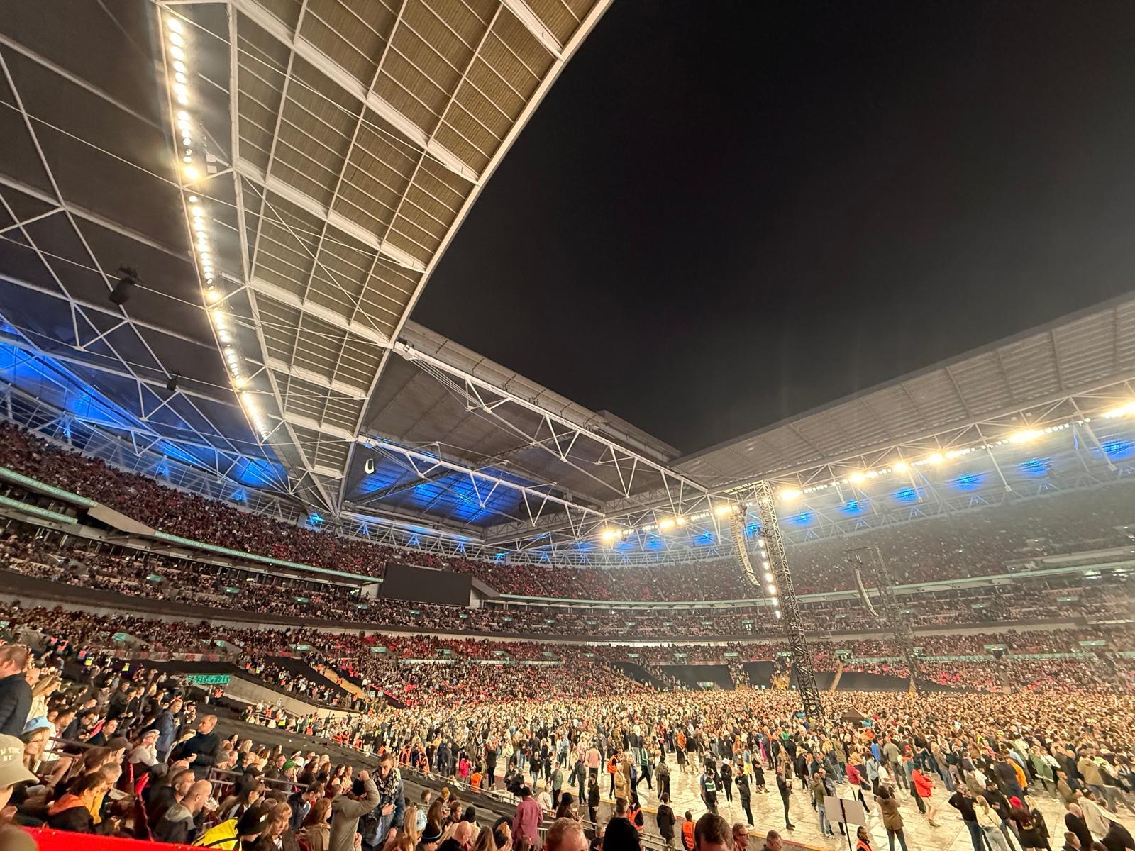 ertugrul ozkok konserleriyle 1 milyar poundluk ekonomi yaratan isci sinifi muzik grubu oasisin wembleydeki qT5XVBuX