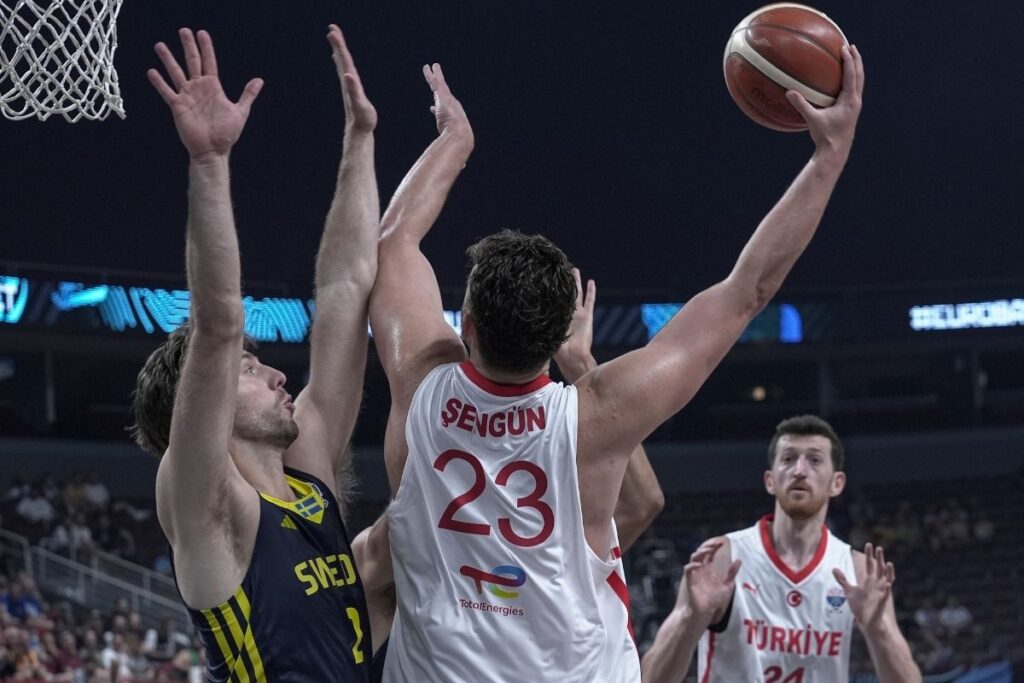 eurobasket 2025te 12 dev adam isveci maglup ederek ceyrek finale yukseldi lO1a83th