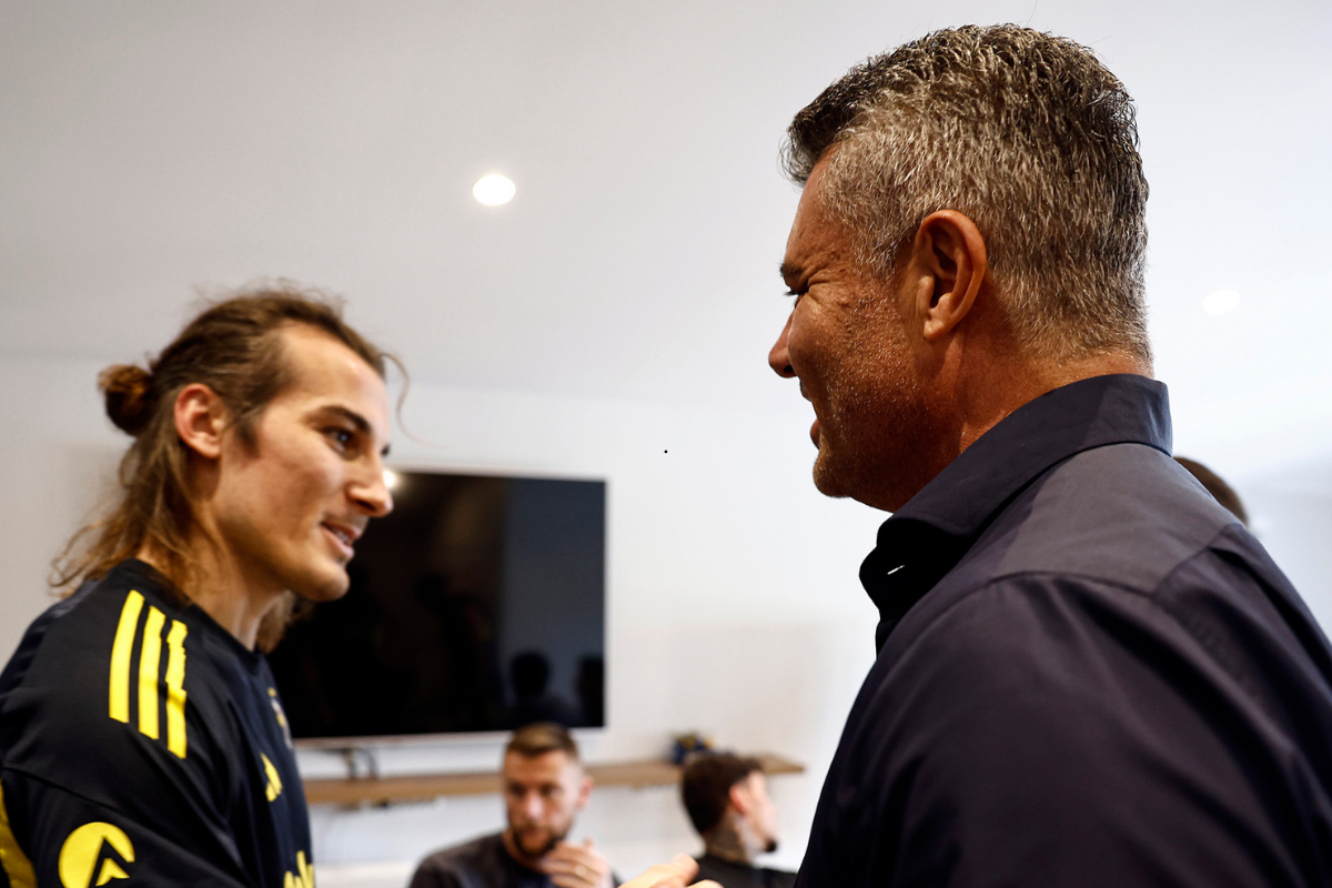 fenerbahce baskani saadettin saran can bartu tesislerinde futbolcularla bulustu 2 rww4YqPv