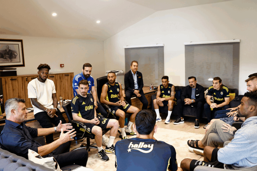 fenerbahce baskani saadettin saran can bartu tesislerinde futbolcularla bulustu CXfRUrTY