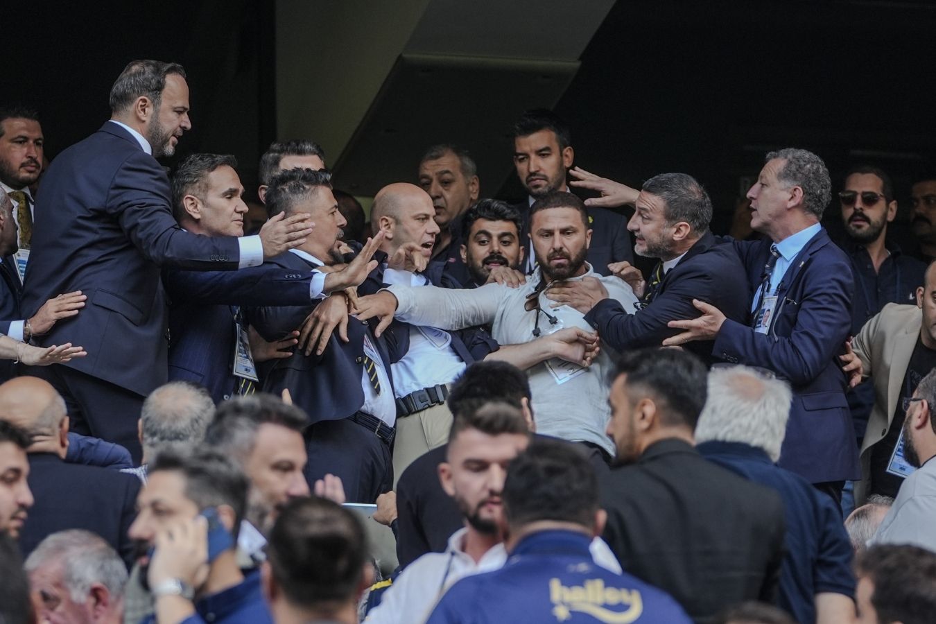 fenerbahcenin toplam borcu ortayacikti kongrede gergin anlar da yasandi 1 9baFzUmi